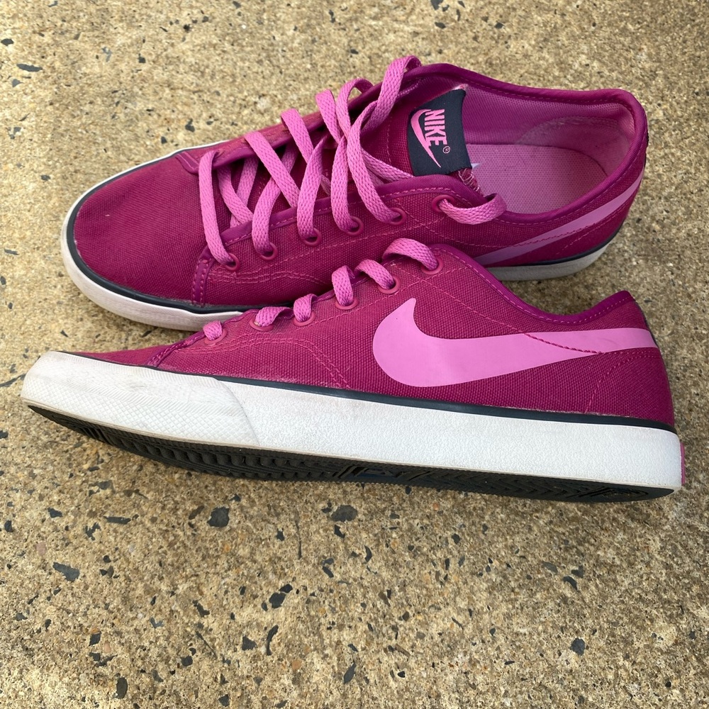 Nike Women's US 6,5 Burgundy sneakers